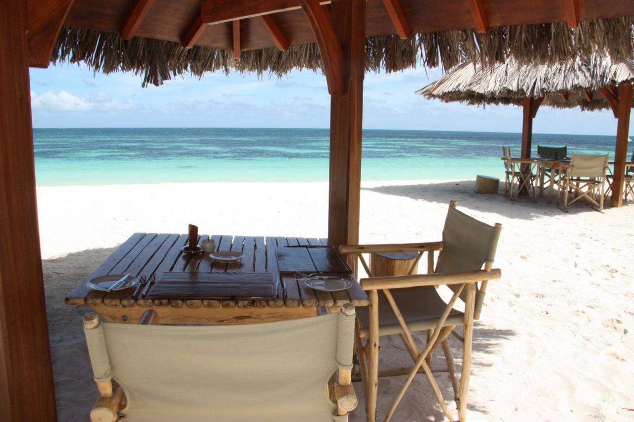 Circuit aux Seychelles déjeuner plage hôtel Desroches Island Resort des vacances organisées par une agence voyage spécialisée routedesseychelles.com