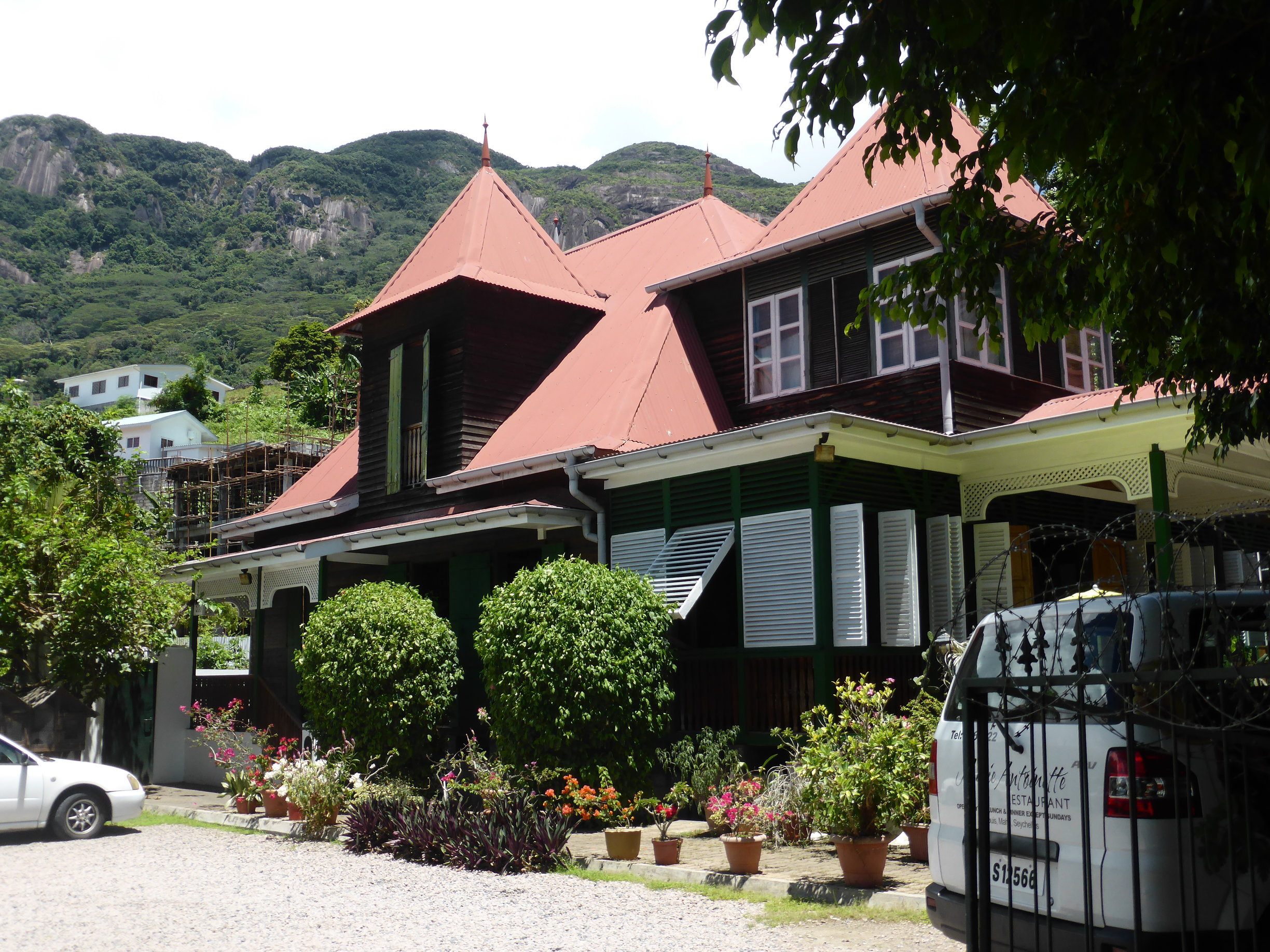 maison-des-seychelles-mur-noir-vacances-voyage-circuit-sejour